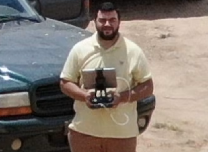 الاحتلال ينشر صور لعناصر من حزب الله يتحكمون بالطائرات المسيرة